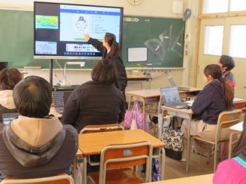 新電子黒板で画像表示の方法を説明するICT支援員