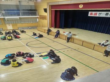 体育館で先生が和歌を詠む様子