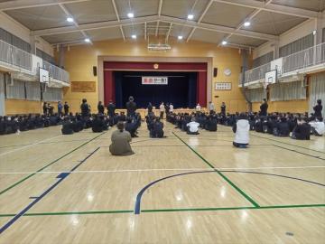 体育館で個人戦8位までの生徒が立っている様子