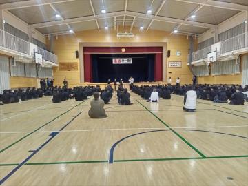 体育館で団体戦の表彰を受ける生徒たちの様子