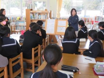 室内で鹿谷中学校3年生に選書のコツを伝える図書司書の様子