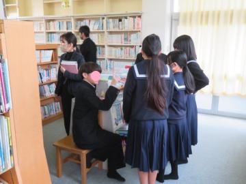 室内でどの絵本にするのか最後まで話し合う鹿谷中学校3年生の生徒たちの様子