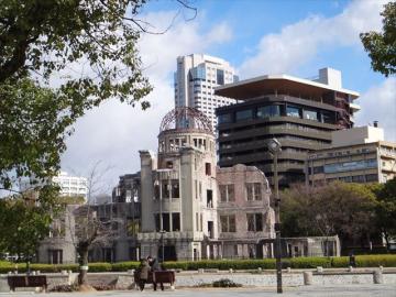 原爆ドームの外観の全景写真