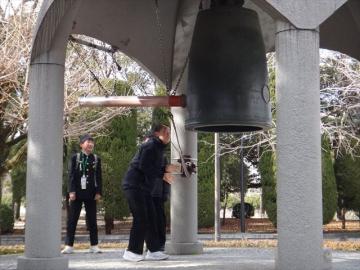 平和の鐘を鳴らす生徒たちの様子