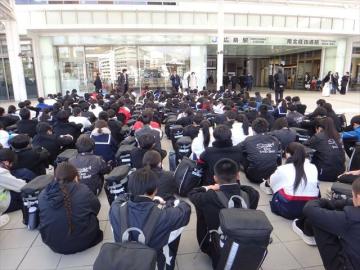 広島駅に集合している生徒たちの様子