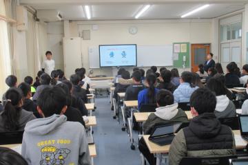 CSルームで養護教諭から講師の紹介を受けている6年生の様子