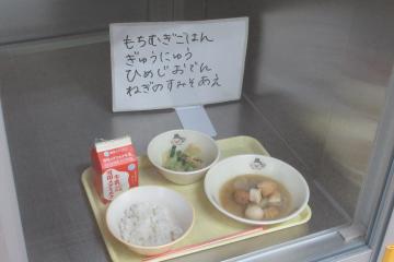 給食室に提示された前期課程の給食の画像