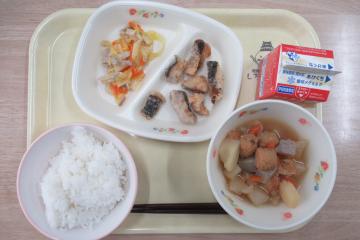 トレーに乗せられた後期課程の給食の画像