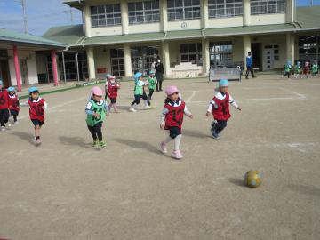 園庭でサッカーの試合をする園児たちの様子