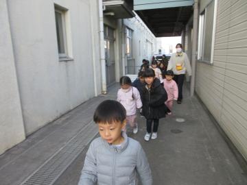 小学校に避難する園児たちの様子