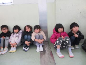 小学校に避難し、待機場所で待機する園児たちの様子