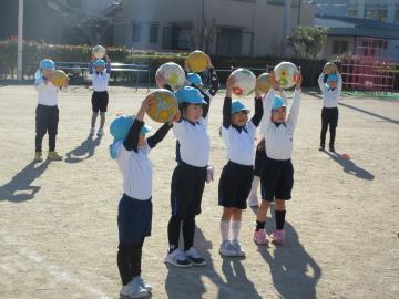 園庭でボールを使って楽しく遊んでいる園児たちの様子