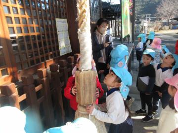 神社で神様にお願いをしている園児たちの様子