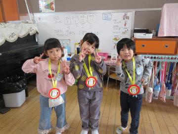 かるた大会で入賞し、メダルをもらった5歳児たちの様子