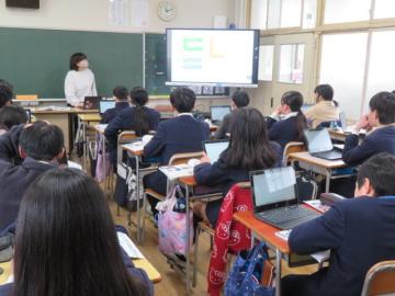 教室内でシュミレーターを使い、節電プログラミングの概要を説明するゲストティーチャー