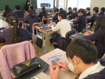 教室内でマイクロビットの仕組みを確認する6年生の様子