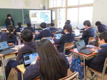 教室内でマイクロビットの基本のプログラミングを行う6年生の様子