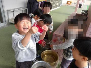 氷を持って遊ぶ幼児