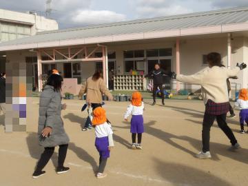 体を使い、手足を広げてジャンケンをしている親子