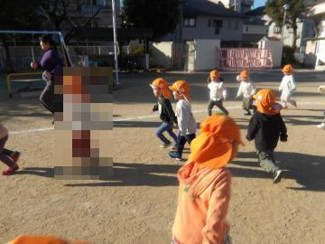 園庭を走る幼児