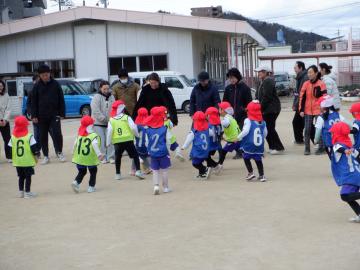 サッカーの試合をする親子