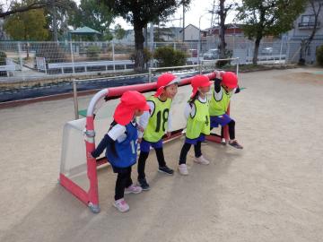 ゴールキーパーをする幼児