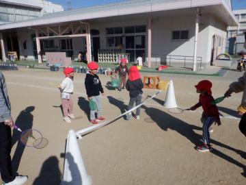 羽根つき対決をする幼児