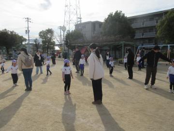 向かい合って立っている親子