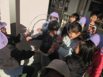 氷を嬉しそうにつかむ幼児