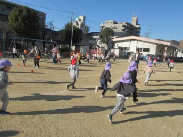 運動場を駆け足する幼児