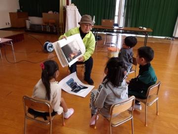 園児たちが室内で震災について講師から話を聞く様子