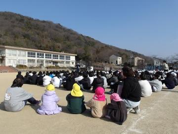 避難訓練で、小学校の校庭へ集合する訓練参加者の様子