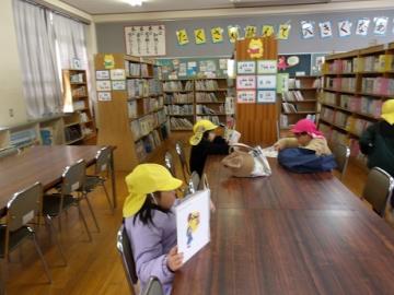 小学校の図書室で本を読む園児たちの様子