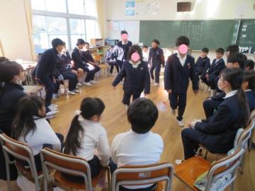 教室でフルーツバスケットをする3班と4班の子どもたち