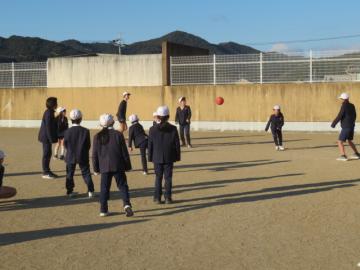 校庭において、たてわり班でドッジボールをする子どもたち