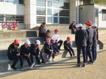 校庭でわくわくグループあそびのふり返りを発表する子どもたち