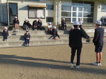 校庭で次回のわくわくグループでの遊びを決める子どもたち