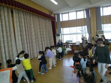 体育館で、「おおきなかぶ」のお話で歌に合わせてかぶを引っ張っている様子