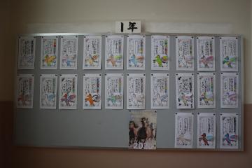 掲示板に掲示された2年生に向かって頑張ることをまとめた掲示物の様子