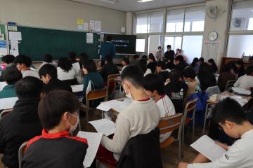 教室内で、6年生の授業で感想を読んでいる児童たちの様子