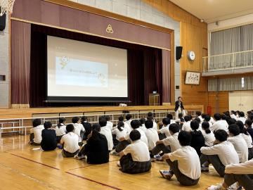 体育館で生徒がネット安全人権教室に参加する様子