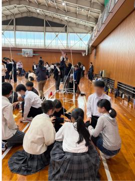 体育館で生徒たちがストロータワーを作り上げた様子