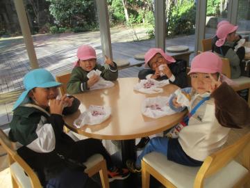 椅子に座って御座候を頬張る子供たち