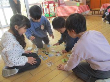 室内でかるた取りを楽しむ子供