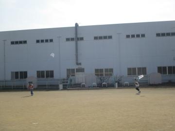 園庭で凧あげをする子供たち