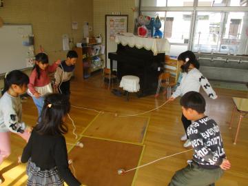 一斉にこまを回して勝負をする子供たち