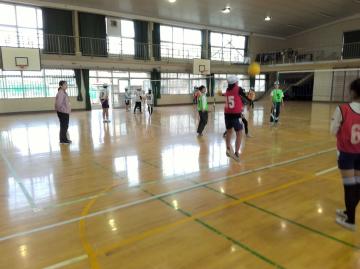 5年生の児童が、ワンバウンドバレーボールをする様子