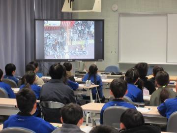 教室で3年生が視覚障がいについてDVDを使って学習をしている様子