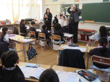 教室で算数で大きなかずの大きさくらべをする1年生の様子