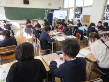 教室で国語でどんなロボットがあればいいかを話し合う2年生の様子